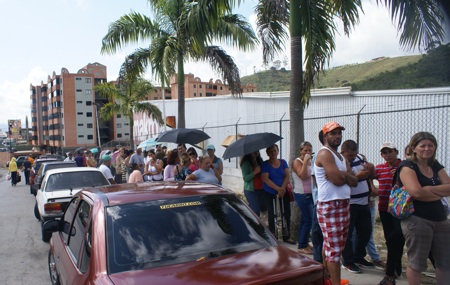 La cola se extendió a lo largo de todo el día en las afueras del establecimiento comercial