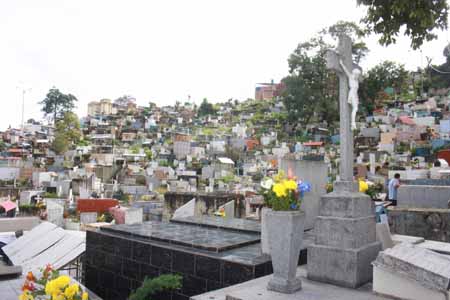 Ayer la mayoría decidió visitar a sus difuntos.