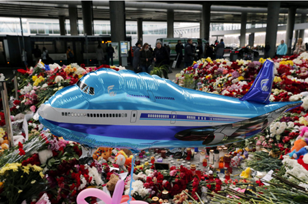 Altar en memoria de las víctimas del siniestro del Airbus A321 de MetroJet en el Sinaí montado en el aeropuerto Pulkovo de San Petersburgo