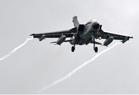 Cuatro personas murieron hoy y otras dieciséis resultaron heridas por bombardeos de aviones de guerra de nacionalidad desconocida contra la ciudad de Al Raqa