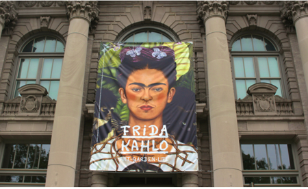 La exposición presentó una réplica del jardín de Kahlo, una constante en su obra y lleno de diferentes tipos de flores y plantas