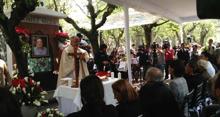Si bien la mayoría de los presentes eran familiares y amigos cercanos de Chespirito, en la ceremonia no faltaron seguidores del actor mexicano.