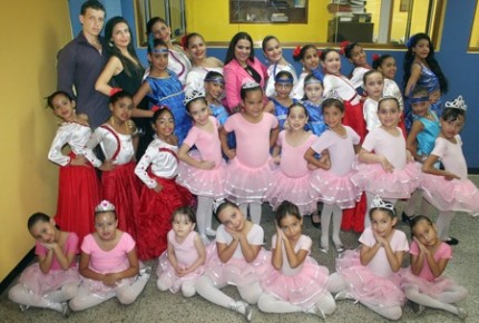 Las bailarinas día a día se nutren de los conocimientos impartidos por la profesora Fátima