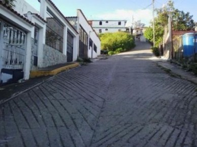 Tres cuartos de hora tardan en abordar un autobús que los lleve a Guaremal