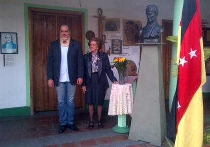 La presidenta de la Sociedad Bolivariana durante la ofrenda floral