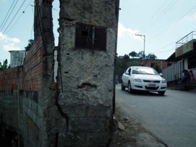 El muro se ha deteriorada y en caso de caerse, podría impedir el paso de carros por el callejón