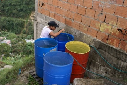 Almacenar agua en pipotes fue la única opción ante la interrupción en el surtido