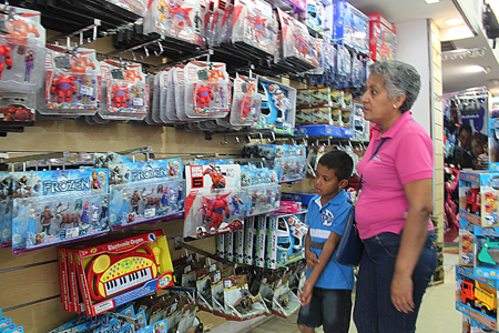 Ante la cercanía de la llegada del Niño Jesús se ha incrementado la visita de padres a las jugueterías