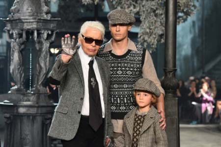 Chanel presentó un desfile en el mítico estudio 5 de Fellini en Cinecittà, en Roma, rindiendo homenaje a los artesanos de moda