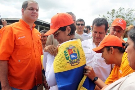 Los legisladores pretendían entregar una bandera firmada a López, cosa que luego no pudo concretarse con la activación de la bomba lacrimógena
