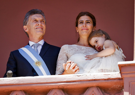 En las afueras del Congreso unos cientos de seguidores aguardaron la juramentación de Mauricio Macri ante Federico Pinedo, presidente provisional del Senado y a cargo del Poder Ejecutivo desde la medianoche, donde dijo que luchará contra la corrupción.