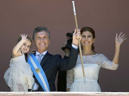 En las afueras del Congreso unos cientos de seguidores aguardaron la juramentación de Macri ante Federico Pinedo, presidente provisional del Senado