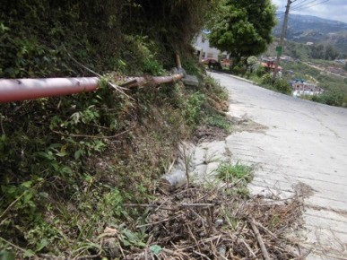 Un bote de aguas negras en la entrada de la urbanización contribuye con el deterioro de la calle