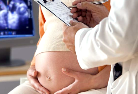 El riesgo de problemas obstétricos es tres veces superior en mujeres obesas, aumentan las tasas de aborto y de parto prematuro