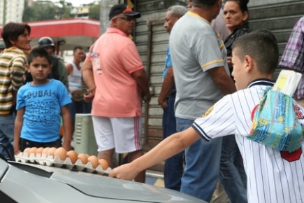 Tequeños hicieron su cola religiosamente para comprar huevos