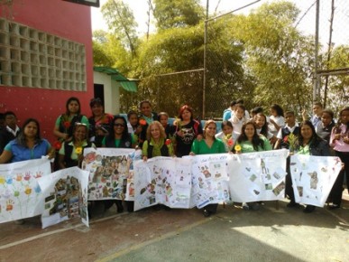 Los educadores posaron con las pancartas de agradecimiento por su labor