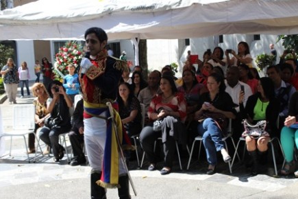Dante Gil representó a Bolívar en una dramatización honorífica