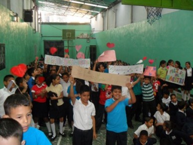 Con pancartas alusivas, los alumnos del plantel demostraron agradecimiento a sus enseñantes