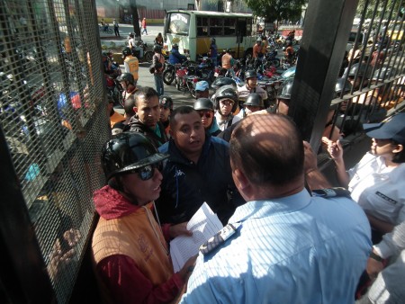 Mototaxistas entregaron documentos en la comandancia de Polimiranda