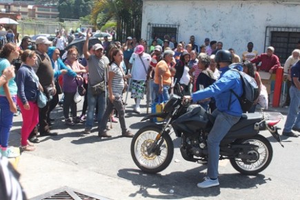 La multitud impidió el paso de carros y motos