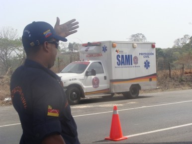 Comisiones de Protección Civil se apersonaron para atender a los heridos del accidente registrado este jueves. ARCHIVO