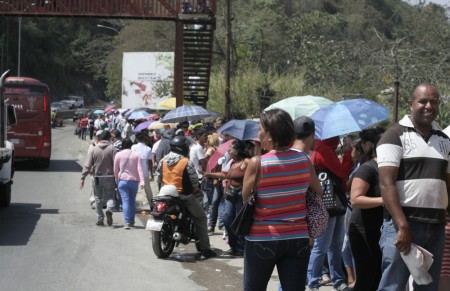 La cola era de al menos 500 metros.
