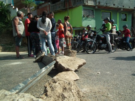Refirieron los protestantes que los niños de la comunidad están sufriendo enfermedades de la piel, así como gastrointestinales