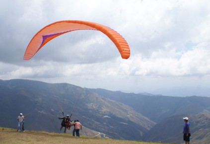 En El Jarillo se puede volar parapente en compañía de un instructor o tomar lecciones de vuelo