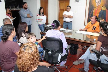 Alcalde recibió a los docentes y representantes en su despacho.
