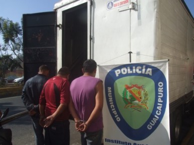 Funcionarios de la policía municipal actuaron con rapidez para ponerle los ganchos a los hampones.