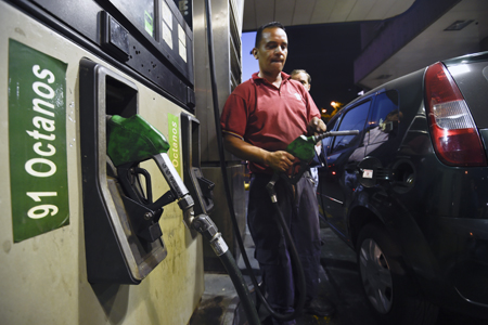 Maduro anunció que el precio de la gasolina, que actualmente es de entre 7 y 9 centavos de bolívar el litro de gasolina de 91 o 95 octanos sin plomo, pasará a costar 1 y 6 bolívares el litro, respectivamente.