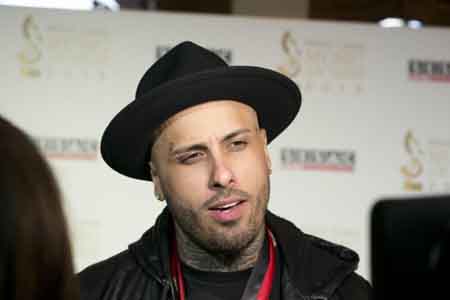 Nicky Jam arribó a Chile tras su consolidación internacional después de ganar en los Grammy Latino 2015 el premio a "Mejor interpretación urbana" por su éxito "El perdón".