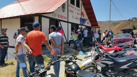Vecinos protestaron frente a módulo policial.
