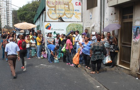 Las personas permanecen más de tres horas en la parada