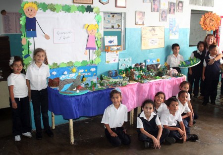 Estudiantes trabajaron con materiales reciclados