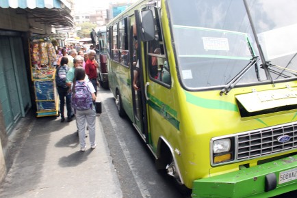 os autobuses “piratas” quieren cobrar 50 bolívares o más para trasladarlos. ARCHIVO