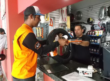 Los motorizados compraron desde pastillas para frenos hasta cauchos