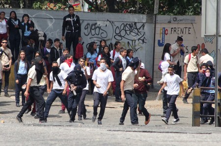 Estudiantes protestaron para exigir la entrega de las tablets y la reactivación del comedor