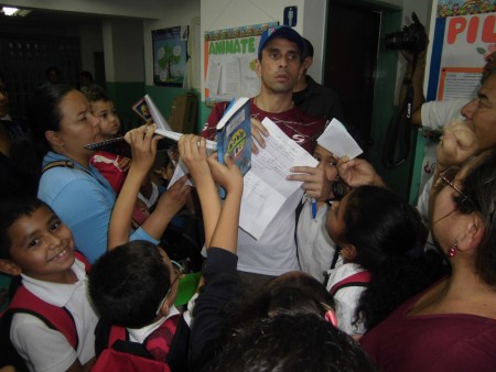 Capriles además entregó un conjunto de obras sociales para beneficio de más de 150 familias del sector, tras una inversión de 3 millones 35 mil bolívares