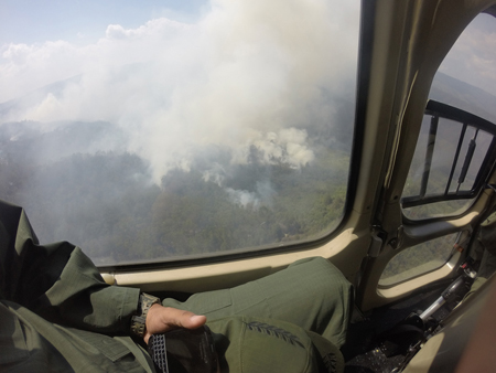 Vista desde el aire del incendio que consume el Parque Nacional Macarao.