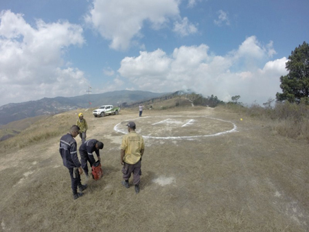Bomberos y voluntarios cumplen 4 días combatiendo las llamas. Piden activación de helicóptero.