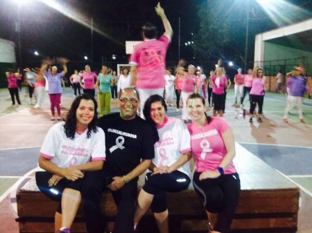 Miembros de la fundación Los Salias Rosa invitan a las mujeres sanantoñeras a cuidar su salud, realizándose mamografías y exámenes pertinentes.