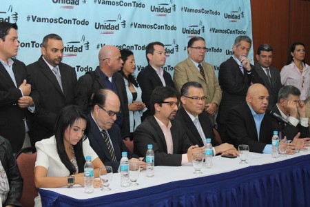 Diputados de la Asamblea Nacional acompañaron a Chuo Torrealba durante el anuncio.