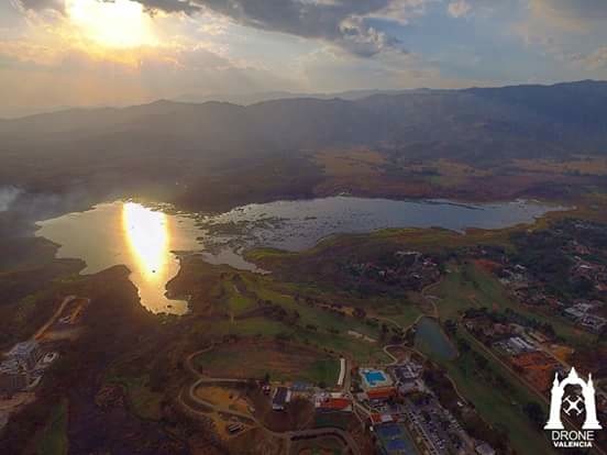 Atardecer sobre el Dique de Guataparo. Valencia
