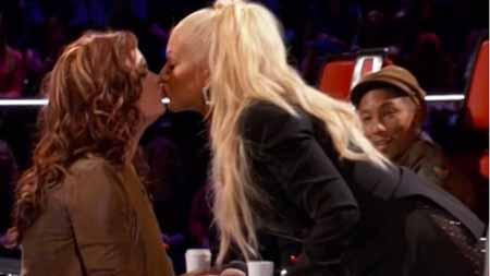 Christina Aguilera en pleno beso