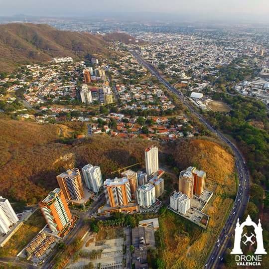 Curva de la AUTOPISTA sobre Urb.Las Chimeneas y atras a la izquierda Lomas del Este.