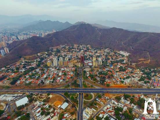 Distribuidor Lomas del Este con su espectacular Cerro Copey