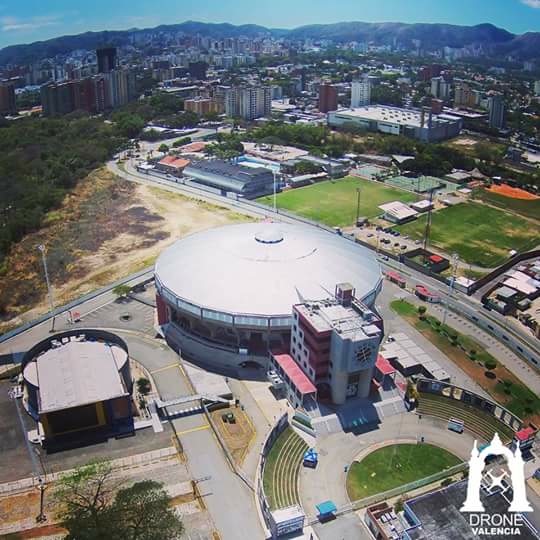 El Apoteosico Coliseo del Forum de Valencia capacidad de 13.000 espectadores en espectaculo contando en arena y 11.500 para ver jugar Basquet a los Trotamundos de Carabobo