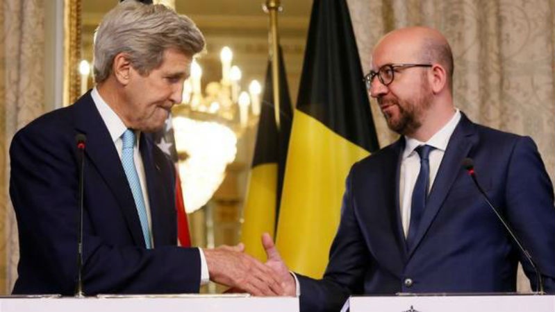El secretario de estado estadounidense John Kerry y el primer ministro belga Charles Michel ofrecen una rueda de prensa en Bruselas - Foto EFE