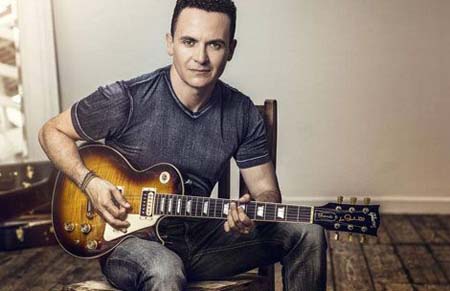 El cantautor colombiano, ganador de tres Latin Grammy, Fonseca, vuelve a sorprendernos con un nuevo sencillo “Vine a Buscarte”.